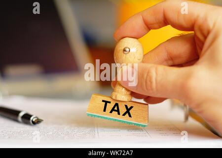 Zahlen Sie Ihre Steuern-Konzept mit Stempel in Büro- und Exemplar Stockfoto