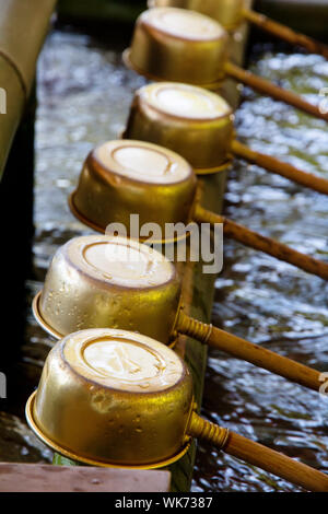 Beschreibung japanische Wasser Quelle und Kelle für die Reinigung der Hände Stockfoto