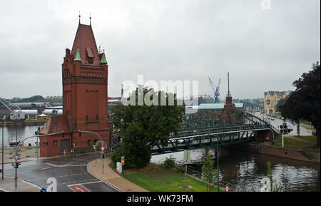 Lübeck, Deutschland - 07/26/2015 - Blick von Oben auf die historischen Aufzug Brücke und den Fluss Stockfoto