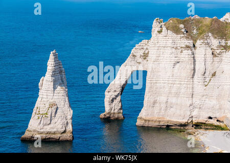 Alabaster Küste der Normandie mit Felsen, Meer und blauem Himmel in Frankreich Stockfoto