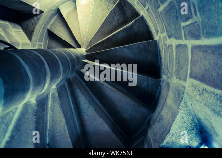 Wendeltreppe im mittelalterlichen Turm Stockfoto