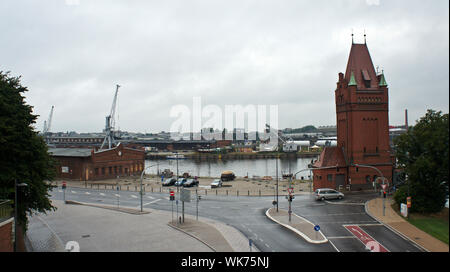 Lübeck, Deutschland - 07. 26. 2015 - Blick von Oben auf die historischen Aufzug Brücke und den Fluss Stockfoto