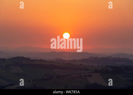 Sonnenuntergang über den Bergen in der Nähe der Ortschaft Montefiore dell'Aso in der Provinz von Ascoli Piceno in der Region Marche in Italien. Stockfoto