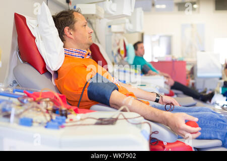 Blutspender bei Spende mit ein bouncy Ball in der hand halten. Stockfoto