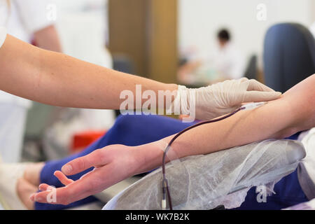 Krankenschwester und Blut Schenker zur Spende. Stockfoto