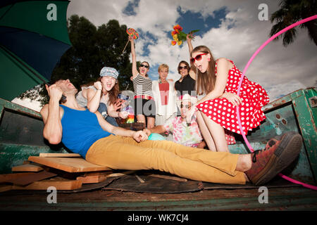 Groovy Gruppe in der Rückseite LKW Lärm zu machen Stockfoto