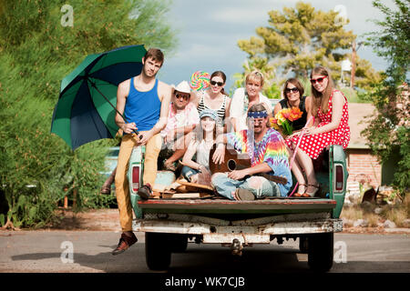 Portrait von Groovy Gruppe in der Rückseite des Staplers Stockfoto