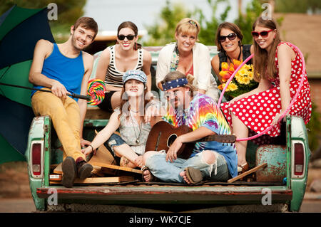 Groovy Gruppe auf der Rückseite LKW lächelnd Stockfoto