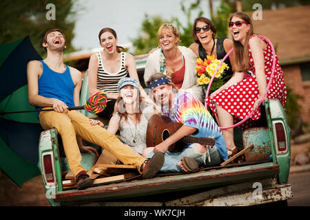 Groovy Gruppe auf der Rückseite LKW lachen Stockfoto