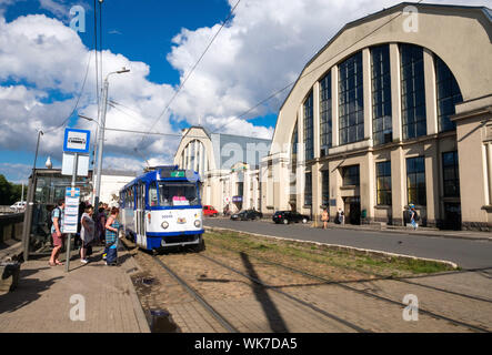 Lettland: Riga. Straßenbahn Leerlauf vor den Hangars des Central Market, der größte europäische Markt und Basar. Die Fassaden wurden in einem Art déco-st erstellt Stockfoto
