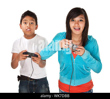 Latino Geschwister Schlacht in Videospielen auf weißem Hintergrund Stockfoto
