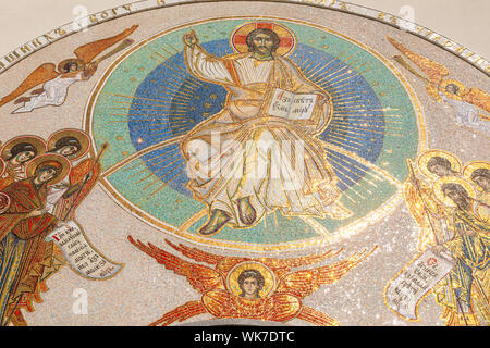 Minsk, Weißrussland - Juni 2019. Close-up mosaical Symbol Jesu Christi mit Engel in der Kirche von Allerheiligen Stockfoto