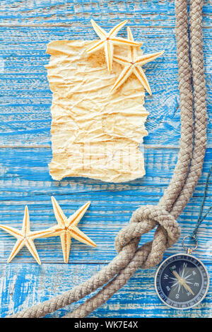 Muscheln und Altpapier Stockfoto