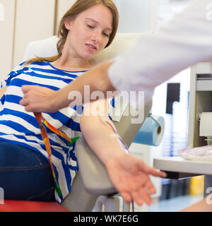 Krankenschwester und Blut Schenker zur Spende. Stockfoto