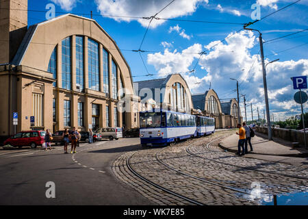 Lettland: Riga. Straßenbahn vorbei die Hangars des Central Market, der größte europäische Markt und Basar. Die Fassaden wurden in einem Art-deco-Stil erstellt; s Stockfoto