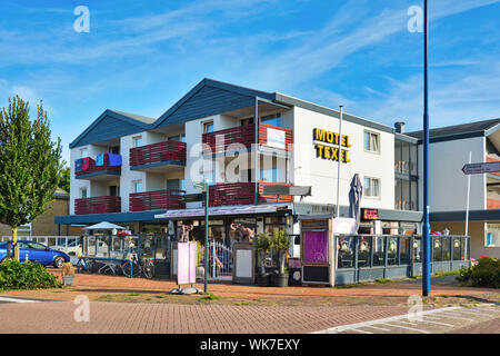 De Koog, Texel / Niederlande - August 2019: Außerhalb von 'Motel Texel' an einem sonnigen Sommertag Stockfoto