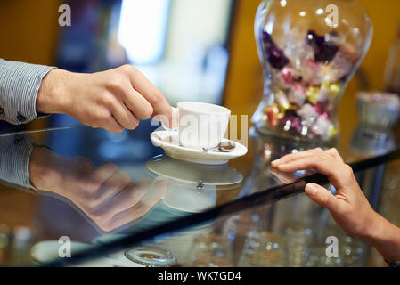 Leute in der Bar mit weiblichen Kunden Espresso Kaffee trinken und Barkeeper servieren Cup Stockfoto