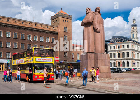 Lettland: Riga. Tour-Bus im Lettischen Plänkler Square sowjetische Denkmal für die Lettischen Gewehrschützen, errichtet im Jahre 1970. Stockfoto