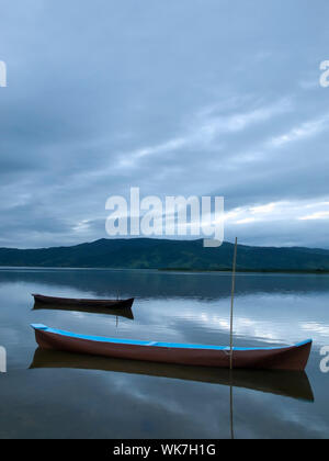 Schlepptau Boote an einer Lagune am frühen Morgen. Stockfoto