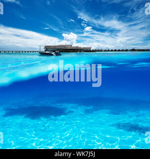 Schöner Strand mit weißem Sand unten unter Wasser und über Wasser geteilte Ansicht Stockfoto