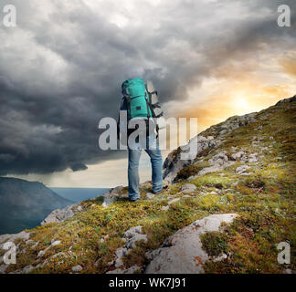 Backpacker in Bergen unter den Gewitterwolken Stockfoto