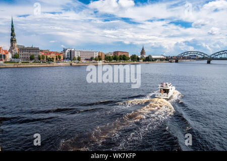 Lettland: Riga. Mit Blick auf die Stadt, mit dem Schnellboot auf den Fluss Daugava. Stockfoto