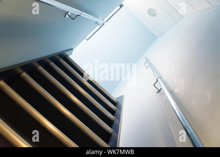 Holztreppe und Hellblaue Wände Stockfoto