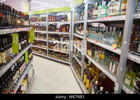 Kaliningrad, Russland - 25. August 2018: Der Supermarkt Regale mit alkoholischen Getränken. Stockfoto