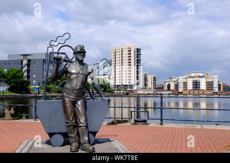 Von Pit zu Port Miner's Statue Roath Becken Cardiff Bay South Glamorgan Wales Stockfoto