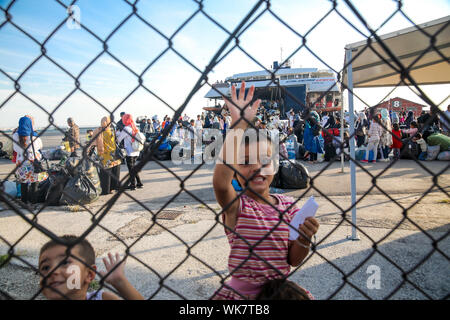 Thessaloniki, Griechenland - September 2, 2019: Flüchtlingskinder im Hafen von Thessaloniki nach dem Aussteigen aus dem Flüchtlingslager von Moria, Les übertragen Stockfoto