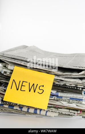 Stapel der Zeitung mit post-it schreiben News Wort Stockfoto