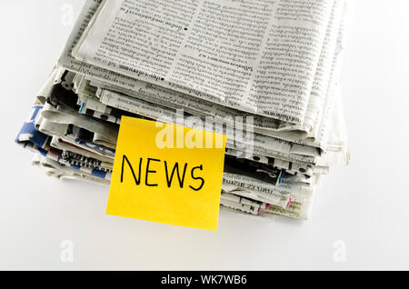 Stapel der Zeitung mit post-it schreiben News Wort Stockfoto