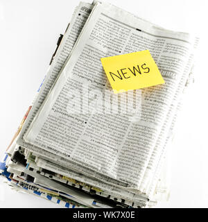 Stapel der Zeitung mit post-it schreiben News Wort Stockfoto