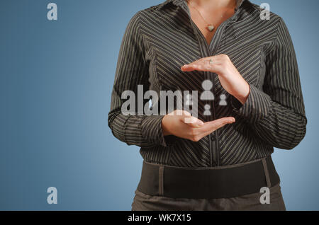 Geschäftsfrau, die soziale Medien Menschen Symbole in den Händen halten Stockfoto