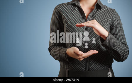 Geschäftsfrau, die soziale Medien Menschen Symbole in den Händen halten Stockfoto