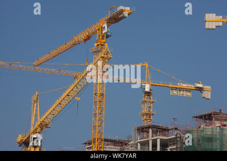 Kran auf einer Baustelle, Dubai, Vereinigte Arabische Emirate Stockfoto