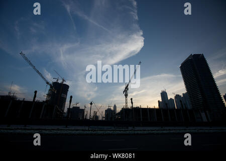 Krane auf Baustelle, Dubai, Vereinigte Arabische Emirate Stockfoto