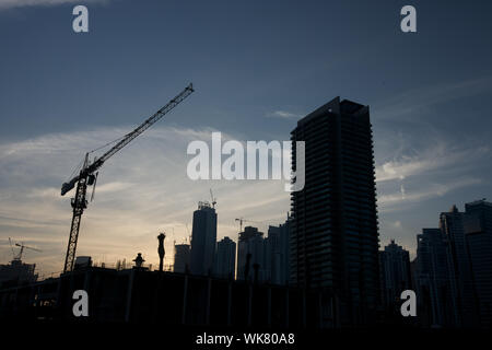 Krane auf Baustelle, Dubai, Vereinigte Arabische Emirate Stockfoto