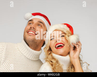 Familie paar Pullover und Weihnachtsmann-Mützen Stockfoto