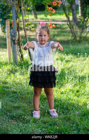 Cute kaukasischen Zicklein stehend im Garten erfolg Zeichen tun positive Geste mit der Hand, Daumen hoch am lächeln und glücklich. Ein Blick auf die Kamera mit Chee Stockfoto