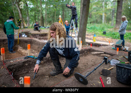 03 September 2019, Sachsen-Anhalt, Güntersberge: Eine Archäologie student verwendet einen Metalldetektor den Boden an der "Wüstung Anhalt' Ausgrabungsstätte zu prüfen. Die Siedlung bedeckt etwa 11 Hektar und wurde zwischen dem 11. und dem 12. Jahrhundert gegründet. Das Dorf verlassen wurde bereits im 15. Jahrhundert. Das Dorf ist eine von ungefähr 100 im Harz, die während des Mittelalters verschwunden und sind nun verlassenen Gebieten genannt. Die Ausgrabungen sind wichtig, weil es kaum haben systematische Untersuchungen im östlichen Harz so weit gewesen. (Dpa' findet von verlorenen Dorf in der Nähe von ballenstedt Stockfoto