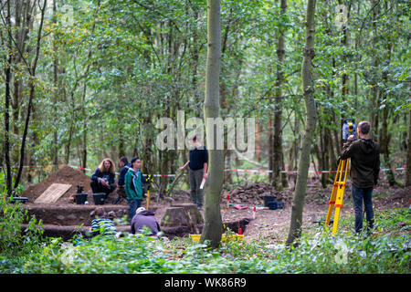 03 September 2019, Sachsen-Anhalt, Güntersberge: Archäologie Studenten suchen bei der ausgrabungsstätte "Wüstung Anhalt' für bleibt der verschwundenen Dorf. Die Siedlung bedeckt etwa 11 Hektar und wurde zwischen dem 11. und dem 12. Jahrhundert gegründet. Das Dorf verlassen wurde bereits im 15. Jahrhundert. Das Dorf ist eine von ungefähr 100 im Harz, die während des Mittelalters verschwunden und sind nun verlassenen Gebieten genannt. Die Ausgrabungen sind wichtig, weil es kaum haben systematische Untersuchungen im östlichen Harz so weit gewesen. (Dpa' findet von verlorenen Dorf in der Nähe von ballenstedt Stockfoto