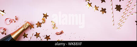 Banner mit Geburtstags- oder Weihnachtsfeier Dekor auf rosa Hintergrund Stockfoto