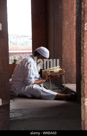 Mann liest Koran in Moschee, Jama Masjid, Alt-Delhi, Indien Stockfoto