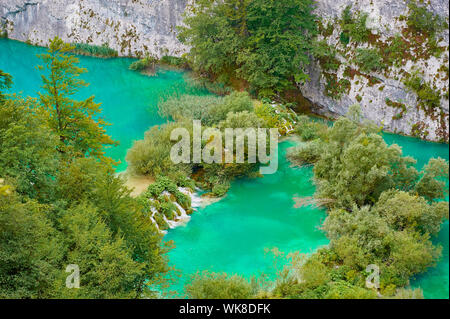 Schöne türkisblaue Seen, die von Felsen umgeben Stockfoto