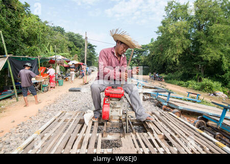 Die Bahnstrecke der Bambus Zug in der Nähe des Stadtzentrums von Battambang in Kambodscha. Kambodscha, Battambang, November 2018 Stockfoto