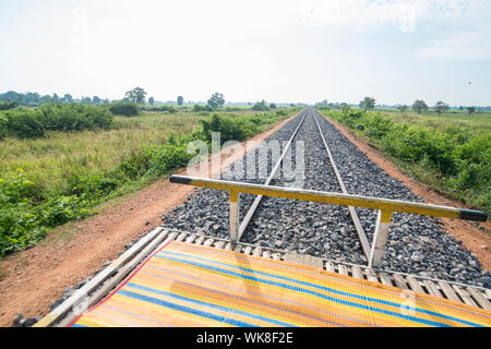 Die Bahnstrecke der Bambus Zug in der Nähe des Stadtzentrums von Battambang in Kambodscha. Kambodscha, Battambang, November 2018 Stockfoto