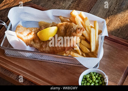 Frische delicios Fish und Chips mit Zitrone auf dem hölzernen Tisch Stockfoto