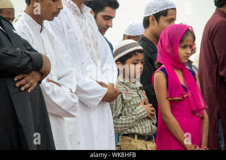 Gruppe von Menschen beten Namaz an Masjid, Jama Masjid, Old Delhi, Indien Stockfoto