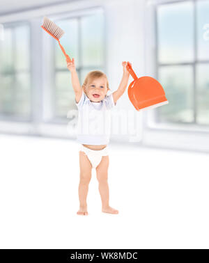 Bild von Baby Boy mit mit Schaufel und Pinsel Stockfoto